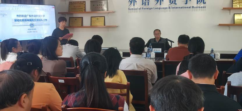 一群人在餐厅里中度可信度描述已自动生成